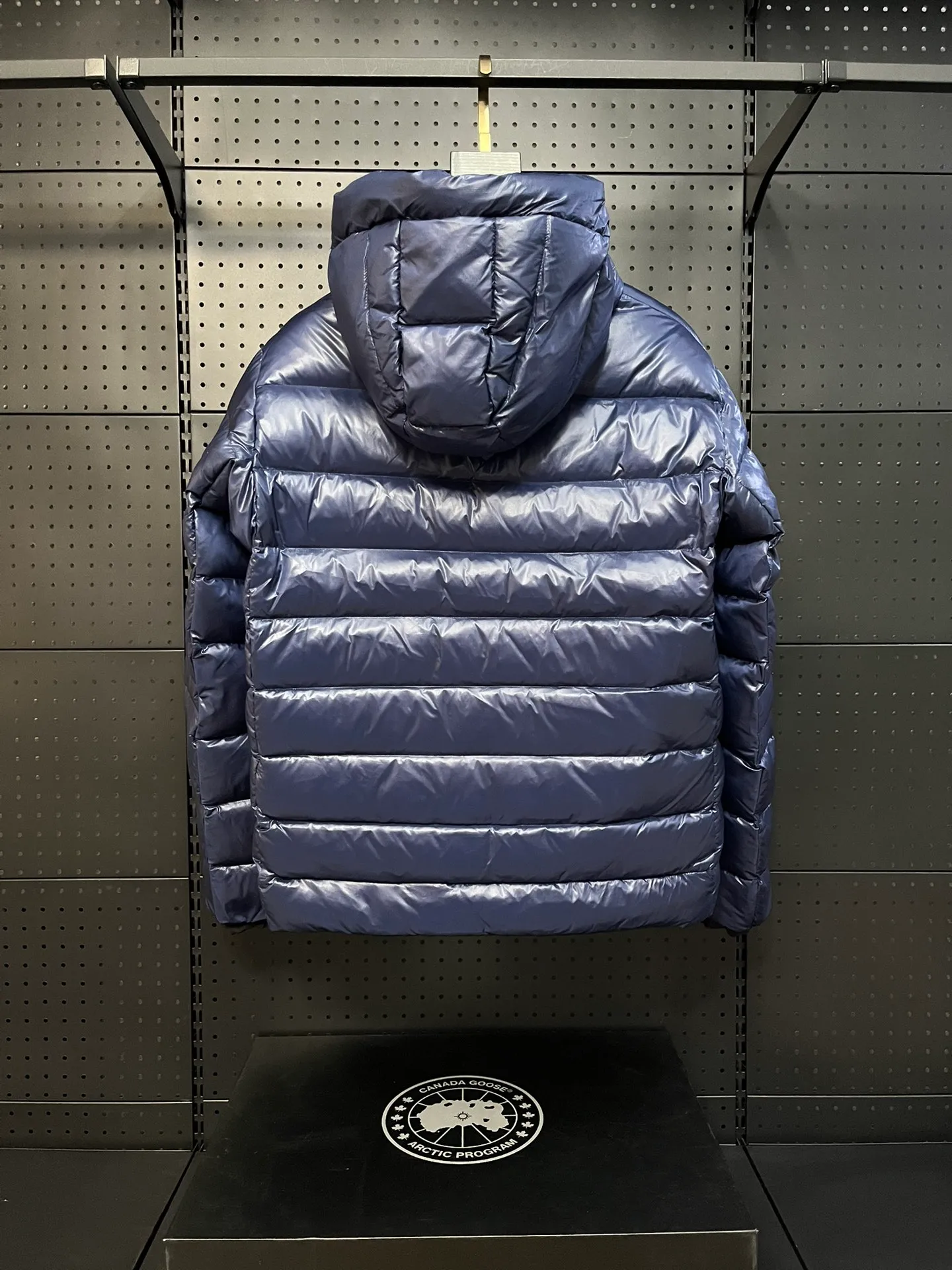 P940 Top 🔥purchase version 𝘾𝘼𝙉𝘼𝘿𝘼 𝙂𝙊𝙊𝙎𝙀/Canada Goose 2227 thin and light style. It’s super lightweight and doesn’t feel any weight on your upper body at all! Show more temperament‼  Canada Goose, a Canadian brand, has always been recognized as the warmest down jacket. Various Instagram celebrities, Internet celebrities, and celebrities often wear it for street photos. I make Canada Goose every year, but I still can’t get rid of my love for the goose. No matter how cold the winter is, there is no need to be afraid. Canada Goose is the legendary warmest down jacket and is known as a must-have for Arctic outdoor sports! The most popular down jacket in the world, celebrities are rushing to buy it, it is a must-have! Size: S-2XL Color: silver gray (red label) silver gray (black label), black (red label), black (black label), dark blue